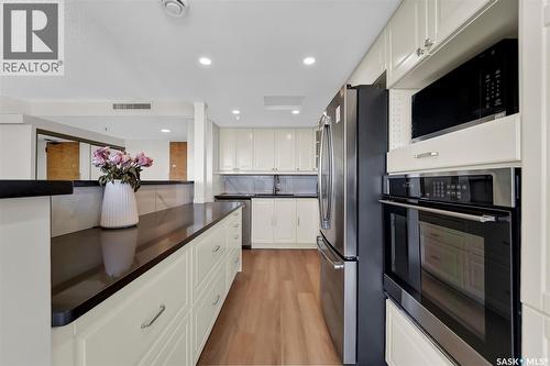 2001 315 5Th Avenue N, Saskatoon, SK - Indoor Photo Showing Kitchen
