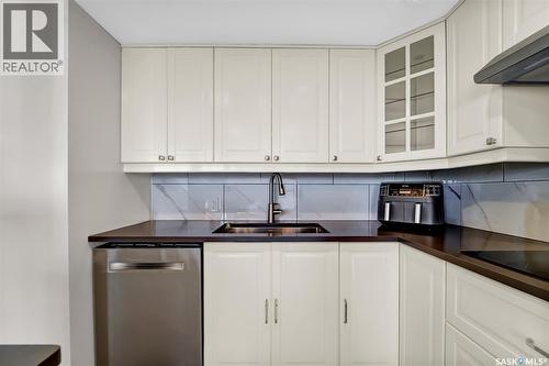 2001 315 5Th Avenue N, Saskatoon, SK - Indoor Photo Showing Kitchen With Double Sink