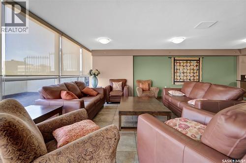 2001 315 5Th Avenue N, Saskatoon, SK - Indoor Photo Showing Living Room
