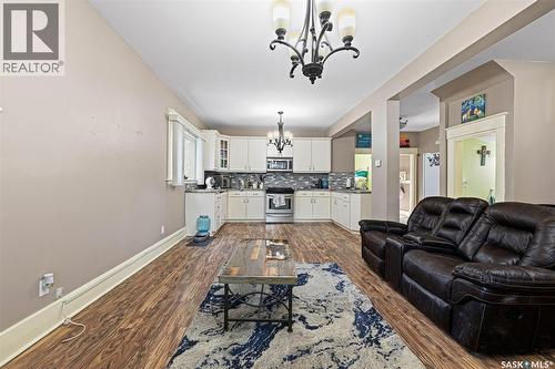 1422 Cameron Street, Regina, SK - Indoor Photo Showing Living Room