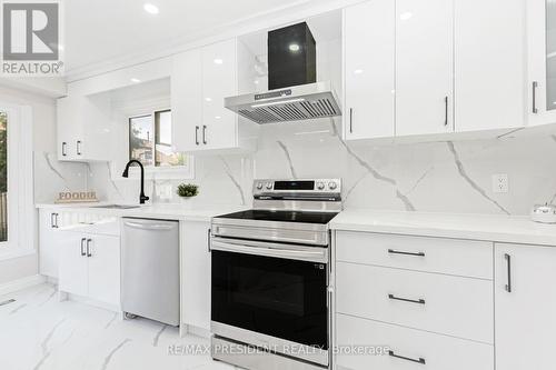 19 Copeland Road, Brampton, ON - Indoor Photo Showing Kitchen