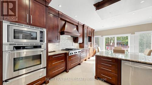 1206 Lindenrock Drive, Oakville, ON - Indoor Photo Showing Kitchen With Upgraded Kitchen