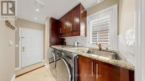 1206 Lindenrock Drive, Oakville, ON - Indoor Photo Showing Laundry Room