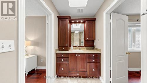 1206 Lindenrock Drive, Oakville, ON - Indoor Photo Showing Bathroom