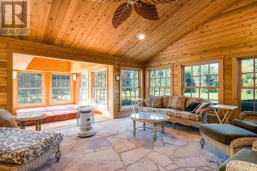 7781 Poplar Side Road, Clearview, ON - Indoor Photo Showing Living Room
