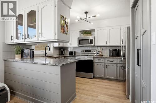 10 Louise Crescent, Regina, SK - Indoor Photo Showing Kitchen With Upgraded Kitchen