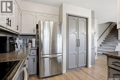 10 Louise Crescent, Regina, SK - Indoor Photo Showing Kitchen