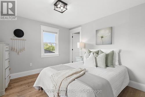 454 Colborne Street W, Kawartha Lakes (Lindsay), ON - Indoor Photo Showing Bedroom