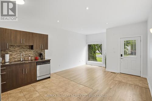 104 - 6045 Dunn Street, Niagara Falls (Dorchester), ON - Indoor Photo Showing Kitchen