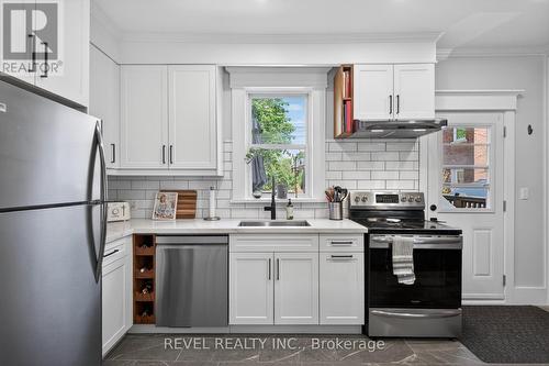 125 Balsam Avenue S, Hamilton, ON - Indoor Photo Showing Kitchen