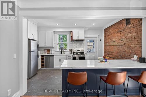125 Balsam Avenue S, Hamilton, ON - Indoor Photo Showing Kitchen With Upgraded Kitchen
