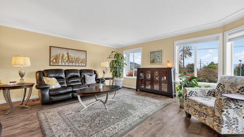 303-2420 Ingram Road, West Kelowna, BC - Indoor Photo Showing Living Room