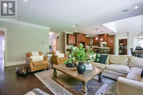 33 Reilly'S Run, Springwater, ON - Indoor Photo Showing Living Room