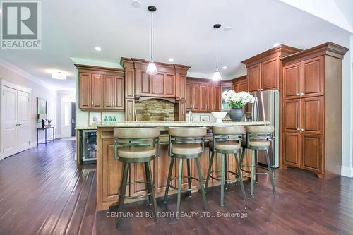 33 Reilly'S Run, Springwater, ON - Indoor Photo Showing Kitchen With Upgraded Kitchen
