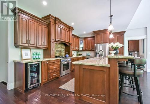 33 Reilly'S Run, Springwater, ON - Indoor Photo Showing Kitchen With Upgraded Kitchen