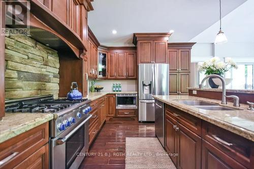 33 Reilly'S Run, Springwater, ON - Indoor Photo Showing Kitchen With Double Sink With Upgraded Kitchen