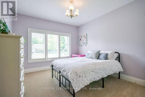 33 Reilly'S Run, Springwater, ON - Indoor Photo Showing Bedroom