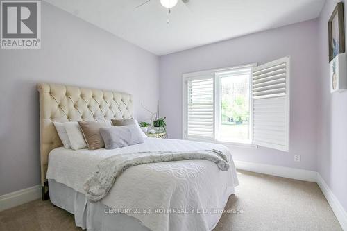 33 Reilly'S Run, Springwater, ON - Indoor Photo Showing Bedroom