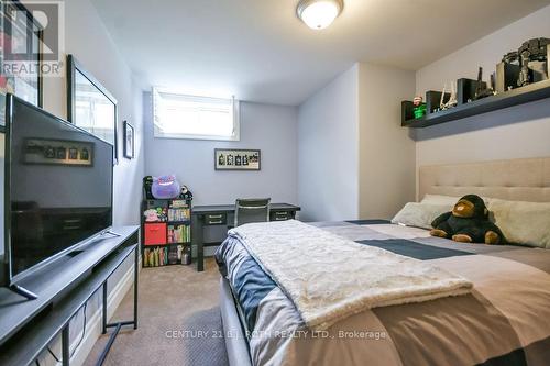33 Reilly'S Run, Springwater, ON - Indoor Photo Showing Bedroom