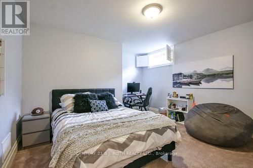 33 Reilly'S Run, Springwater, ON - Indoor Photo Showing Bedroom
