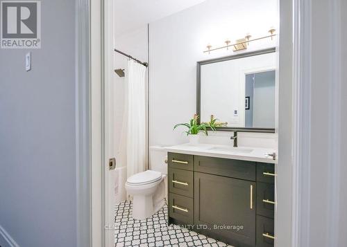 33 Reilly'S Run, Springwater, ON - Indoor Photo Showing Bathroom