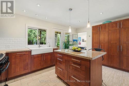 176 Sanford Avenue, Ottawa, ON - Indoor Photo Showing Kitchen