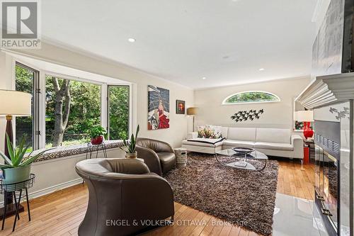 176 Sanford Avenue, Ottawa, ON - Indoor Photo Showing Living Room