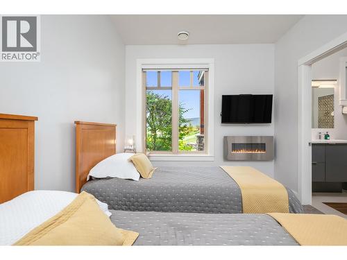 251 Predator Ridge Drive Unit# 42, Vernon, BC - Indoor Photo Showing Bedroom With Fireplace