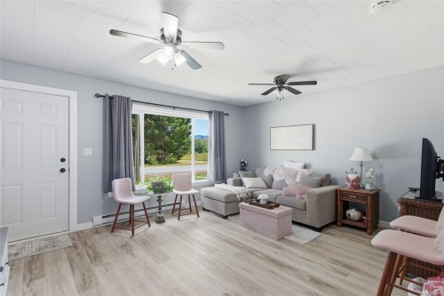 5148 Mary St, Port Alberni, BC - Indoor Photo Showing Living Room