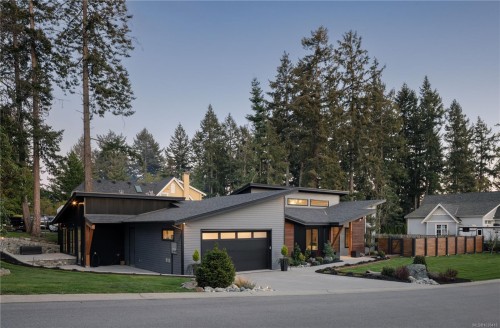 593 Downey Rd, North Saanich, BC 