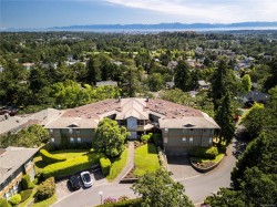 #3-4305 Maltwood Lane Saanich, BC V8X 5G9
