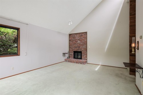 558 Dallas Rd, Victoria, BC - Indoor With Fireplace