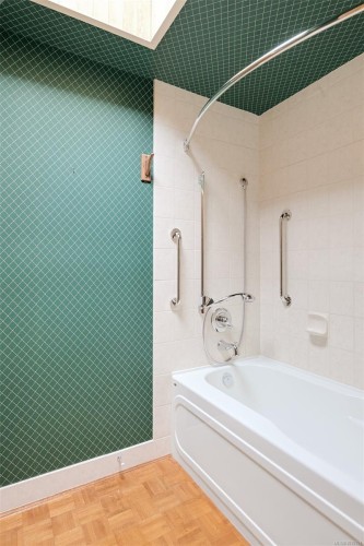 558 Dallas Rd, Victoria, BC - Indoor Photo Showing Bathroom
