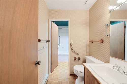 558 Dallas Rd, Victoria, BC - Indoor Photo Showing Bathroom