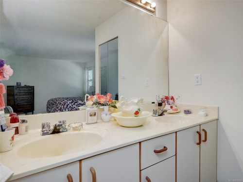 #2-1309 Mckenzie Ave, Saanich, BC 