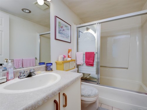 #2-1309 Mckenzie Ave, Saanich, BC 