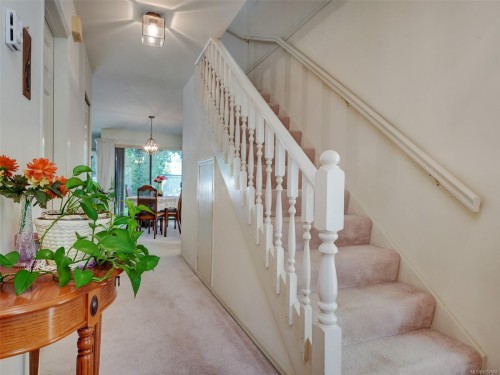 #2-1309 Mckenzie Ave, Saanich, BC 