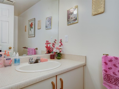 #2-1309 Mckenzie Ave, Saanich, BC 