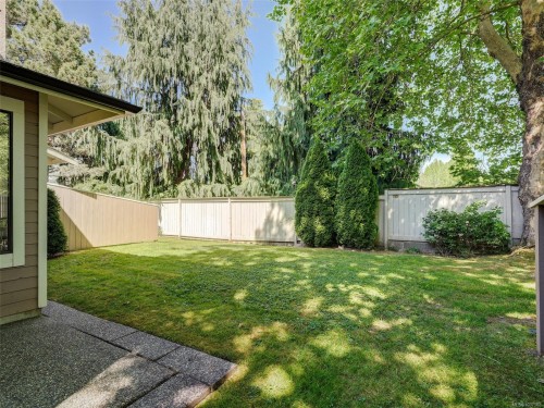 #2-1309 Mckenzie Ave, Saanich, BC 