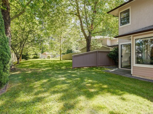 #2-1309 Mckenzie Ave, Saanich, BC 