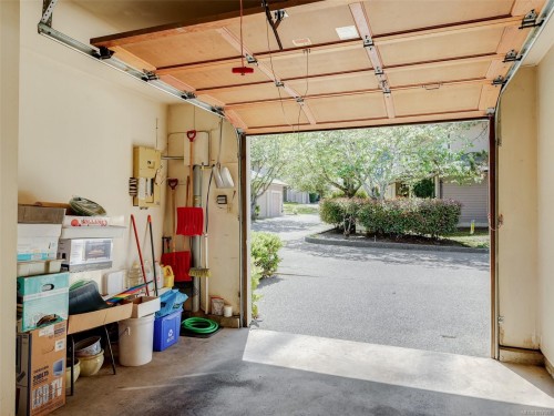 #2-1309 Mckenzie Ave, Saanich, BC 