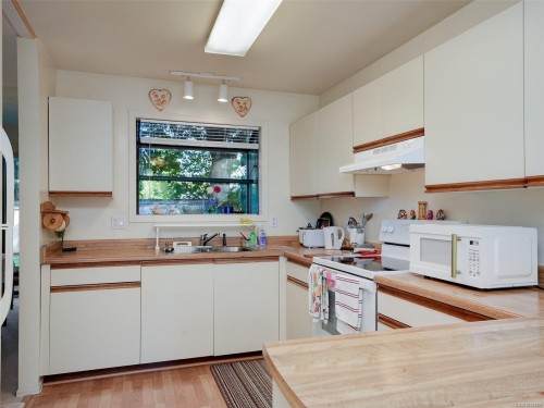 #2-1309 Mckenzie Ave, Saanich, BC 