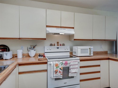 #2-1309 Mckenzie Ave, Saanich, BC 