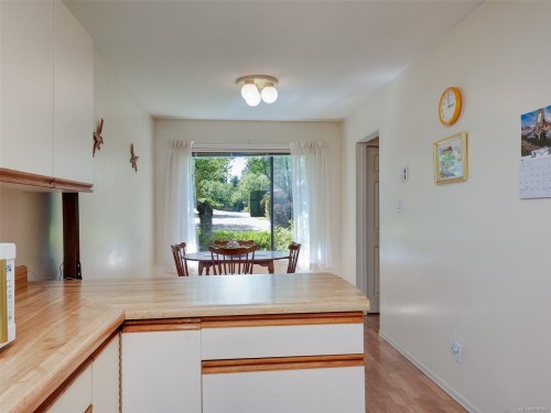 #2-1309 Mckenzie Ave, Saanich, BC 
