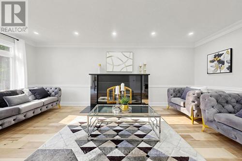 1002 Riverview Crescent, Pickering, ON - Indoor Photo Showing Living Room