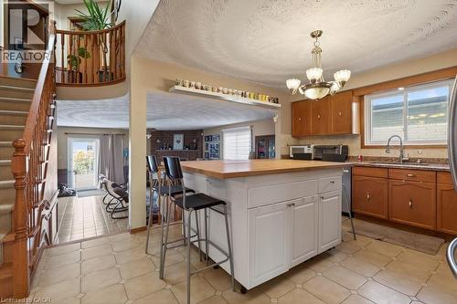 Large kitchen with moveable island - 42 Lasila Court, Hamilton, ON 