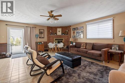 Family room with walk ut to yard - 42 Lasila Court, Hamilton, ON 