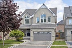 121 FENNING DRIVE Clarington, ON L1E 3H1