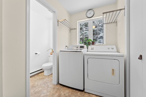 Salle d'eau - 219 Ch. De Ste-Marguerite, Sainte-Marguerite-Du-Lac-Masson, QC - Indoor Photo Showing Laundry Room
