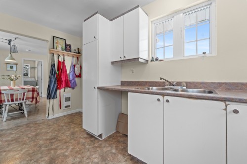 Cuisine - 219 Ch. De Ste-Marguerite, Sainte-Marguerite-Du-Lac-Masson, QC - Indoor Photo Showing Kitchen With Double Sink